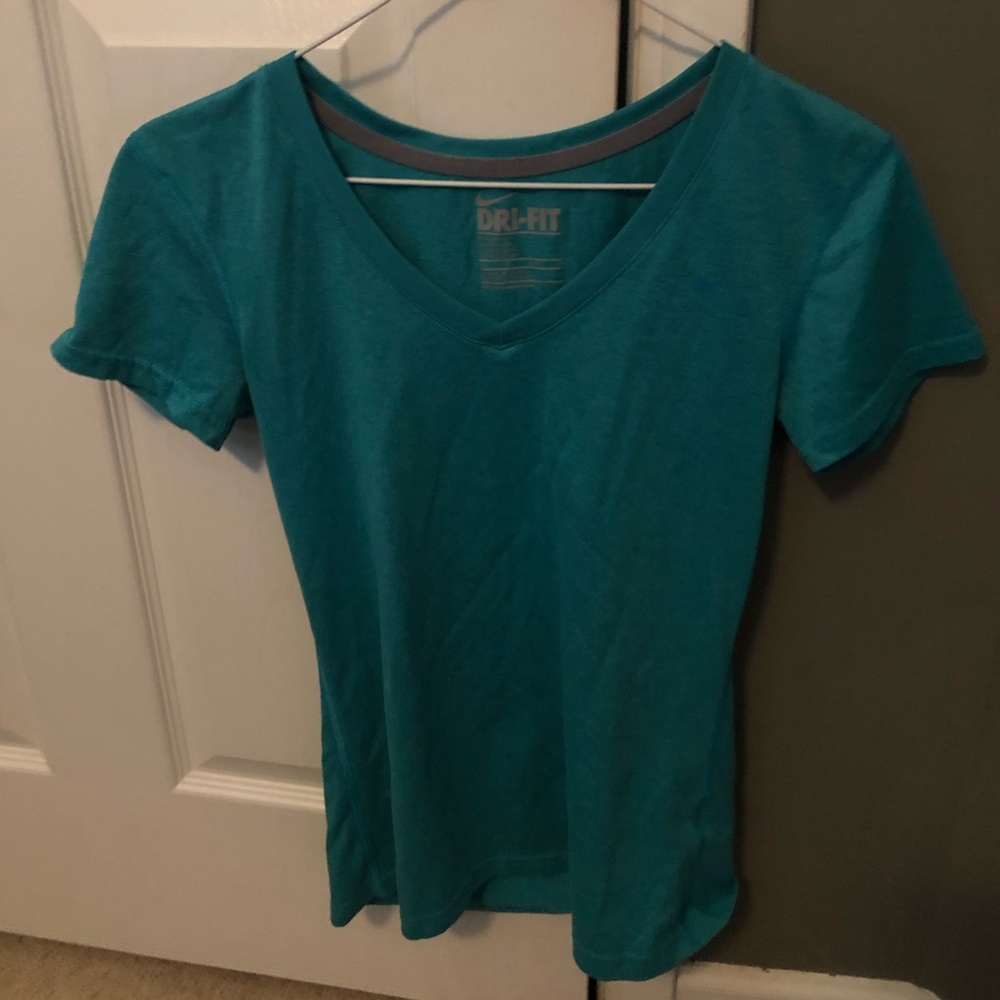 Women’s v-neck Nike shirt